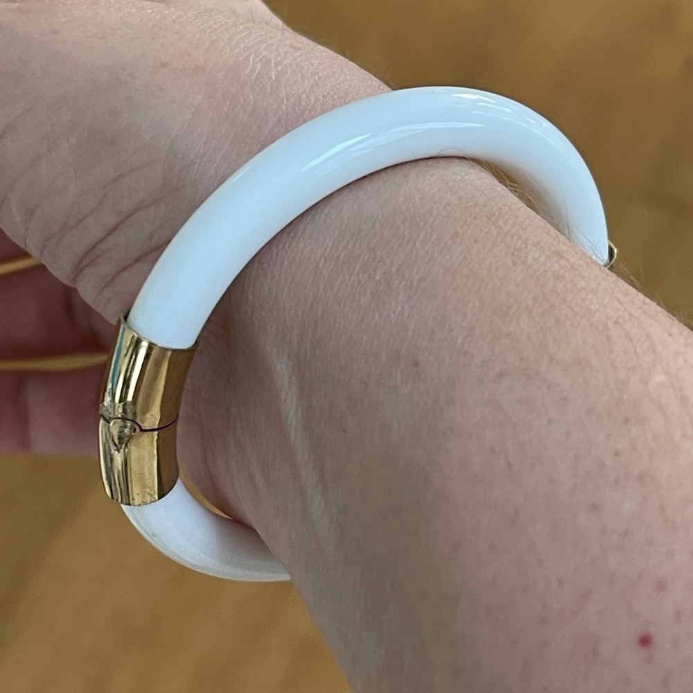 Rare white Peking glass gold tone hinged bangle - Picture 5 of 12